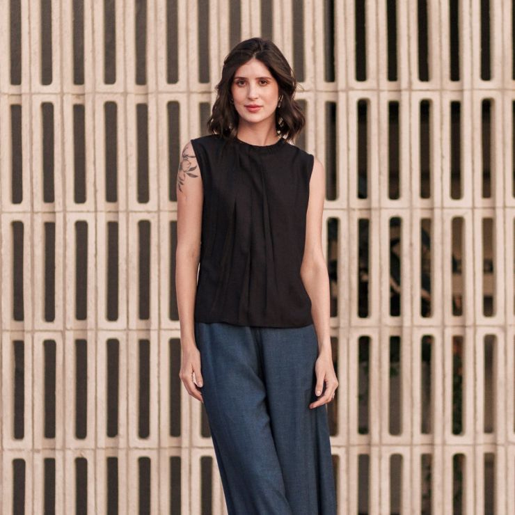 BLUSA COM PREGAS E DECOTE FRANZIDO