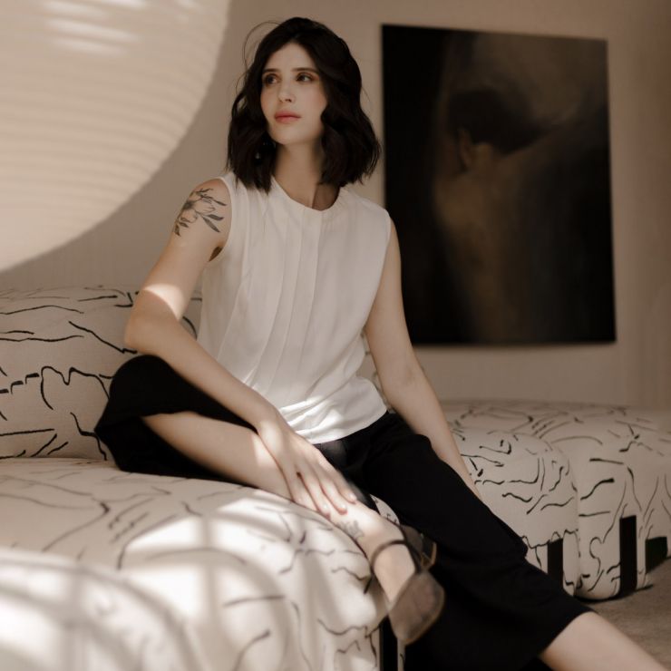 BLUSA COM PREGAS E DECOTE FRANZIDO