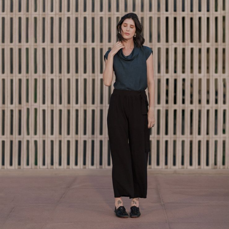 CALÇA EM TRICOT COM AMARRAÇÃO LATERAL