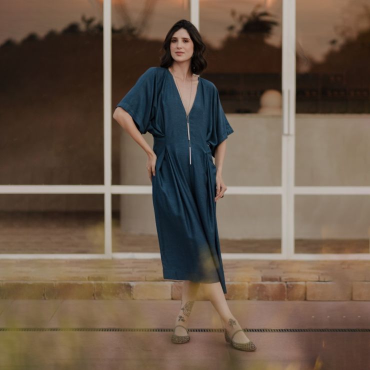 VESTIDO SOLTO COM PREGAS NA CINTURA E MANGA MORCEGO