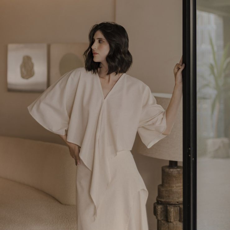 BLUSA AMPLA COM MANGA MORCEGO E DECOTE V