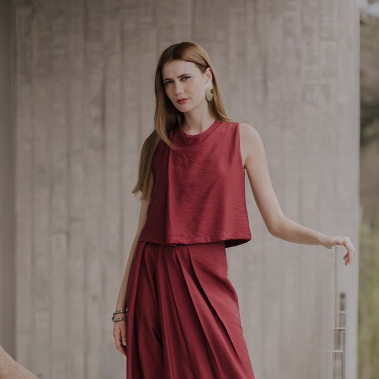 BLUSA CROPPED COM PREGAS 