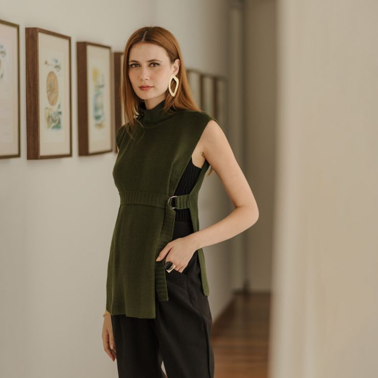 COLETE EM TRICOT COM AMARRAÇÃO NA CINTURA