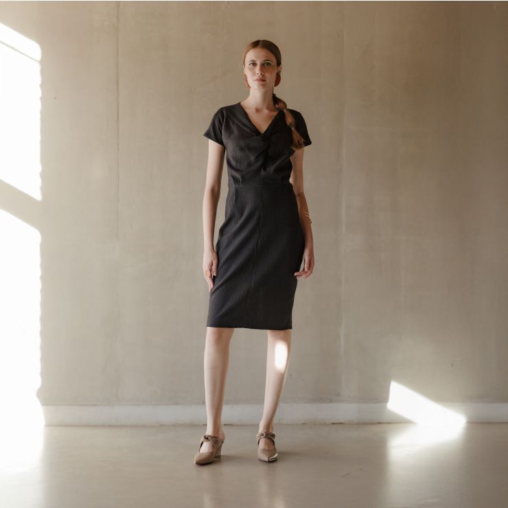 VESTIDO COM NÓ NO DECOTE 