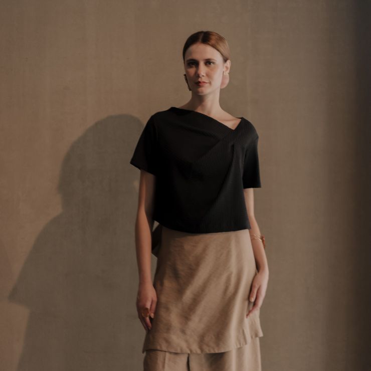 BLUSA COM PREGAS E ASSIMETRIA 
