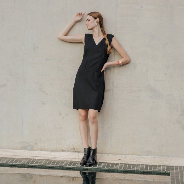 VESTIDO COM DECOTE V E PALAS DIAGONAIS