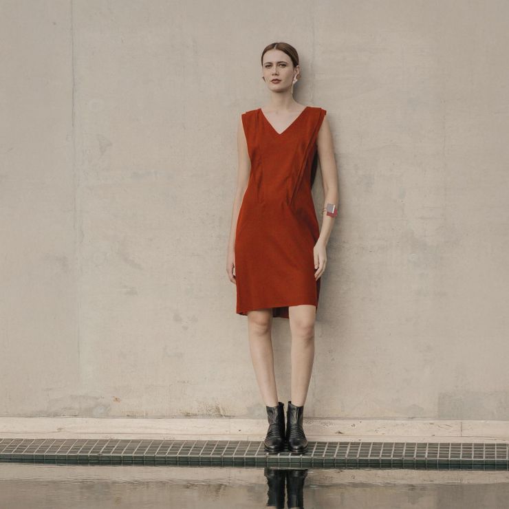 VESTIDO DECOTE V E PALAS DIAGONAIS