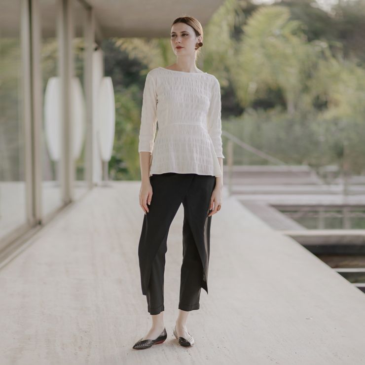 CALÇA DE ALFAIATARIA COM SOBREPOSIÇÕES