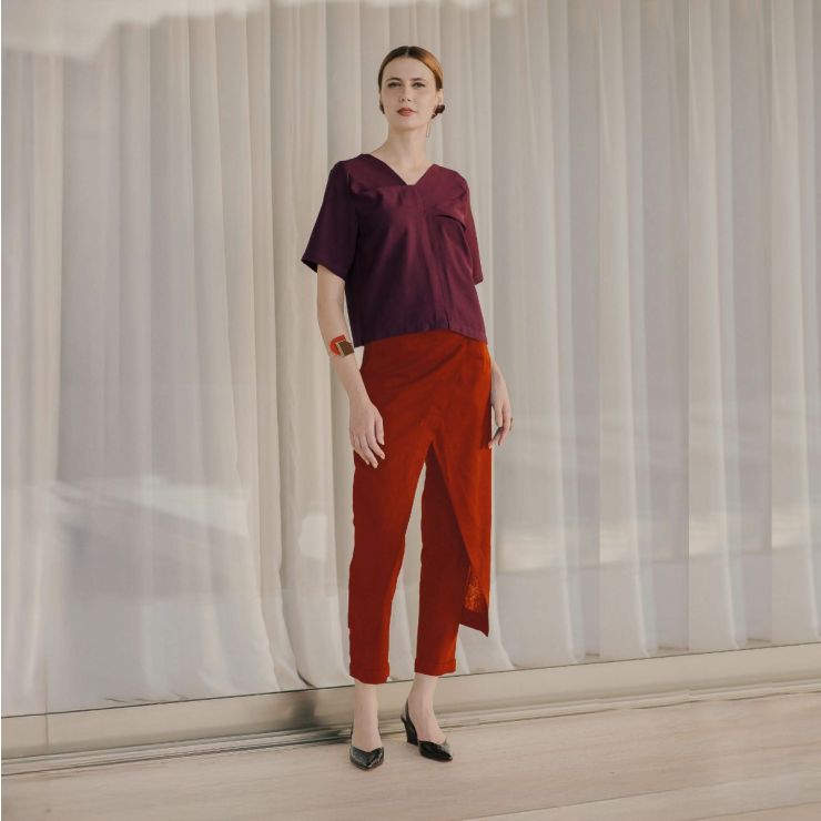 CALÇA DE ALFAIATARIA COM SOBREPOSIÇÕES