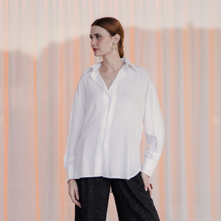 CAMISA OVERSIZED COM PREGAS NA MANGA