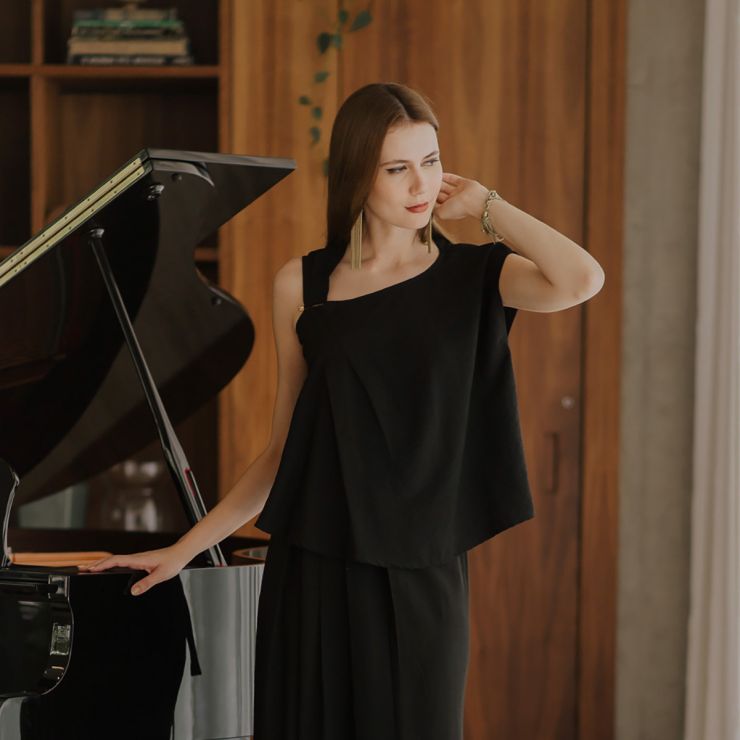 BLUSA ASSIMÉTRICA COM FIVELA 