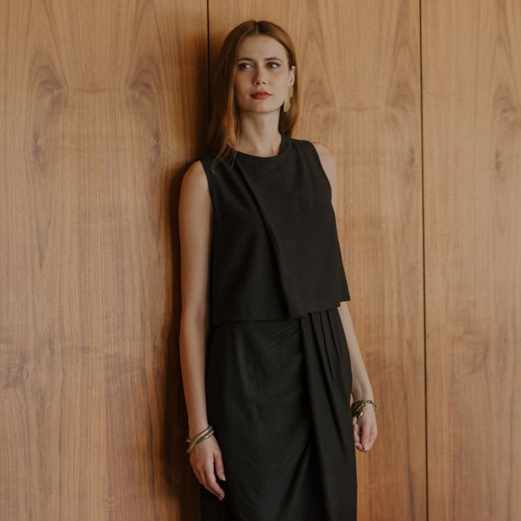 BLUSA CROPPED COM PREGAS 