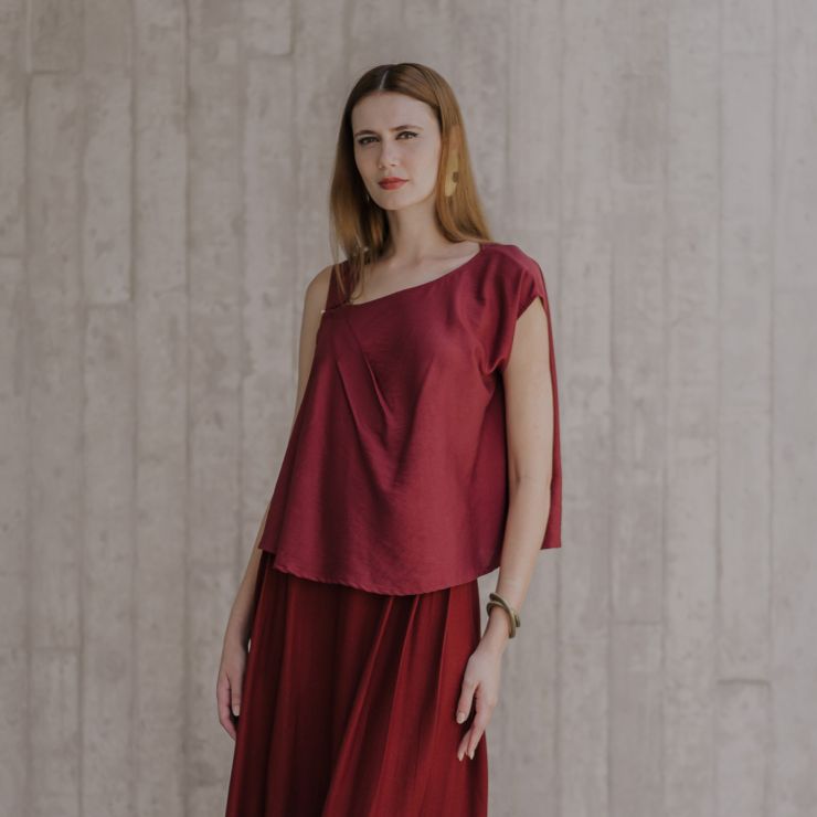 BLUSA ASSIMÉTRICA COM FIVELA 