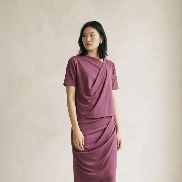 BLUSA COM DECOTE ASSIMÉTRICO E PREGAS