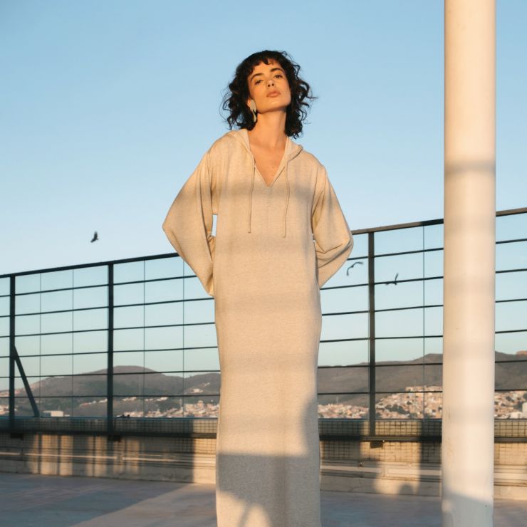 VESTIDO LONGO DE MOLETOM COM CAPUZ