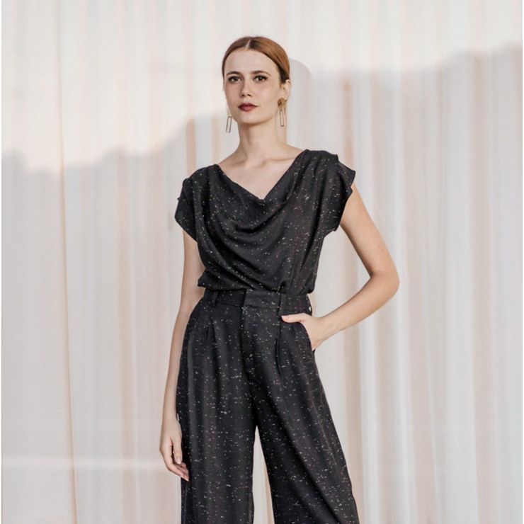 BLUSA COM DECOTE CASCATA