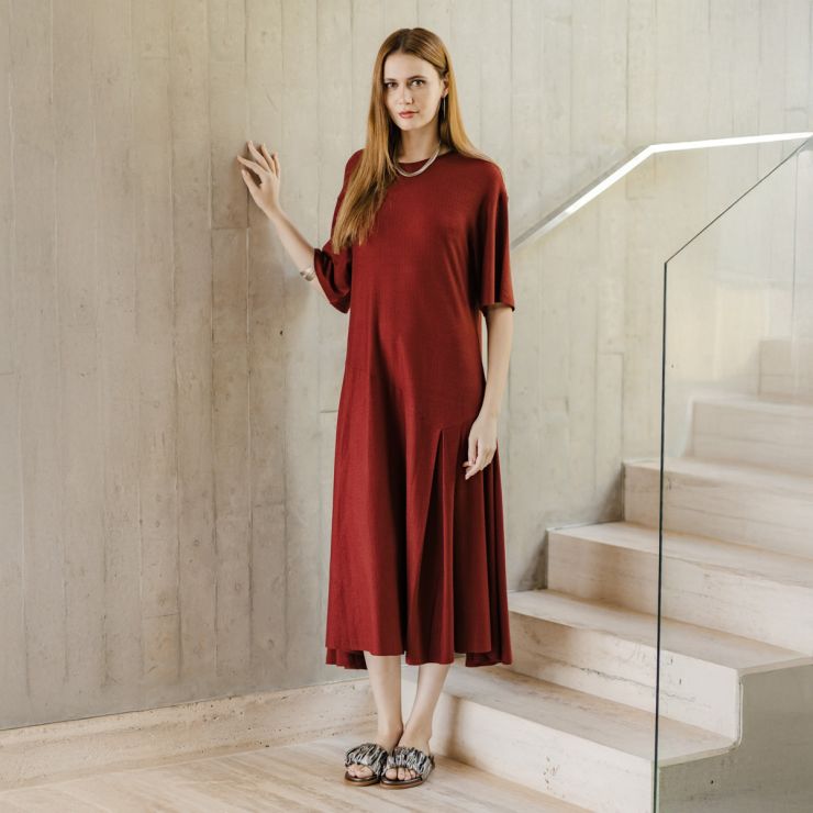VESTIDO LONGO SOLTO COM PREGAS NA SAIA